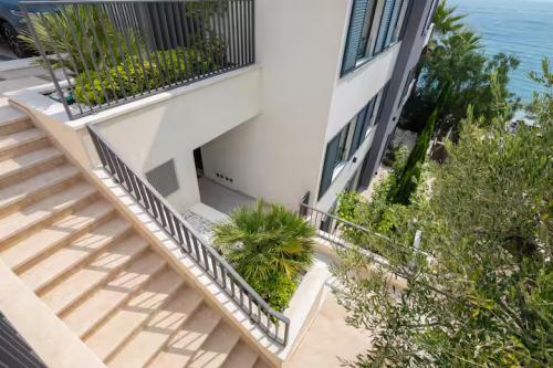 b241774a-0b2c-4d9e-a939-be65f7025c08