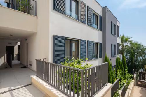 f081836d-0b66-467b-9814-e6a6fe08c66a